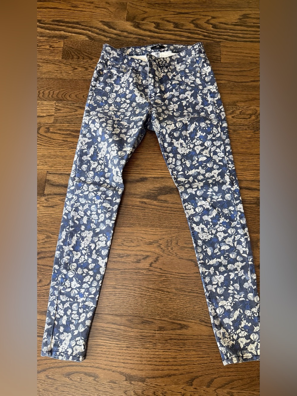 H&M Blue and White Floral Cropped Pants